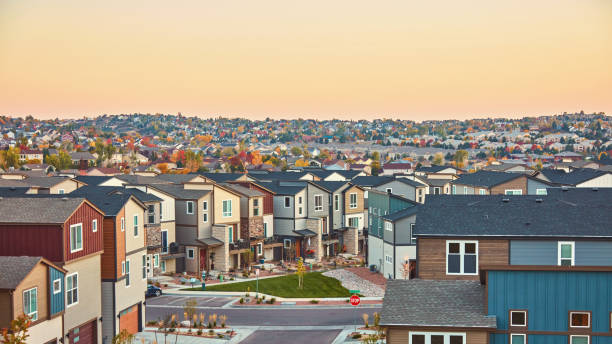 Comunidad residencial en el oeste de los Estados Unidos con casas modernas al amanecer - foto de stock