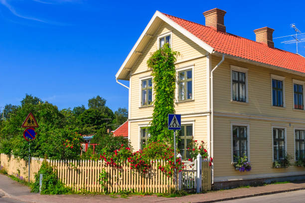 bostadshus på ett gathörn med blommande rosor - villa sverige bildbanksfoton och bilder