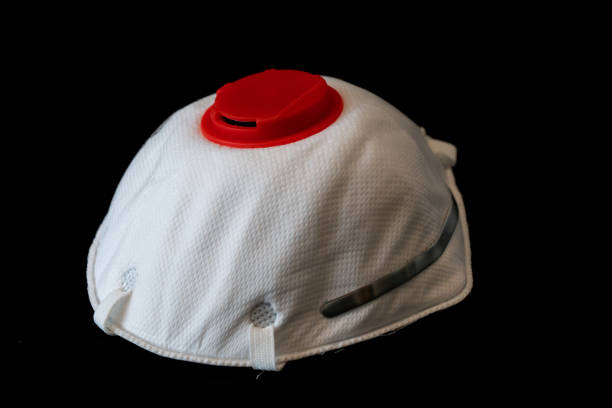 maschera facciale respiratore n95 con filtro rosso isolato su sfondo nero - patrick zaki foto e immagini stock