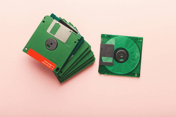 retro disketten auf rosa hintergrund isoliert - datenspeicher diskette stock-fotos und bilder