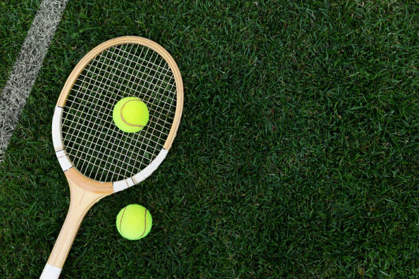 retro tenis raketi topları ile doğal çim üzerinde. kopya alanı ile üstten görünüm - wimbledon tennis stok fotoğraflar ve resimler