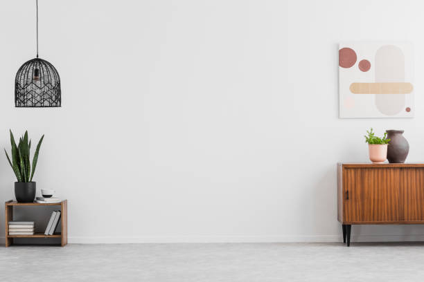 retro, gabinete de madera y una pintura en un salón vacío interior con paredes blancas y copia espacio para un sofá. foto real. - living room fotografías e imágenes de stock