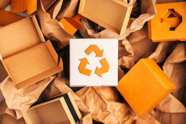 herbruikbaar papier en karton voor verpakking,recycle teken, natuurvriendelijk concept, eco-bewust leven - recycle stockfoto's en -beelden