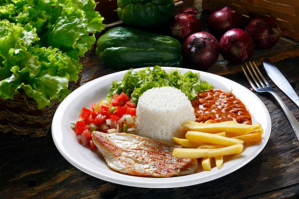 쌀, 빈, 고기류, 칩 및 샐러드 - 식사 음식 뉴스 사진 이미지