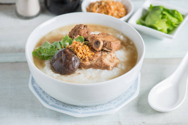 Chao suon is another one of the $1 food you can get in Vietnam. Rice porridge boiled pork ribs with shitake mushroom. Rice porridge boiled pork ribs with shitake mushroom. rib poridge stock pictures, royalty-free photos & images