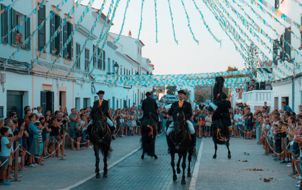 ryttare bak upp på sin häst under en häst firandet på den spanska ön menorca - lounge horse bildbanksfoton och bilder