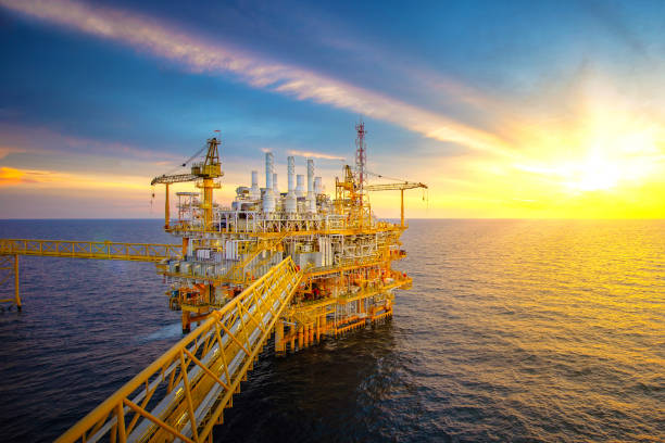 Rig Rig plantform and Supply vessel in the gulf gas stock pictures, royalty-free photos & images