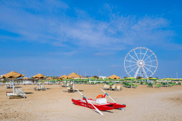 rimini, beach & ferris wheel (emilia-romagna, italia) - rimini foto e immagini stock