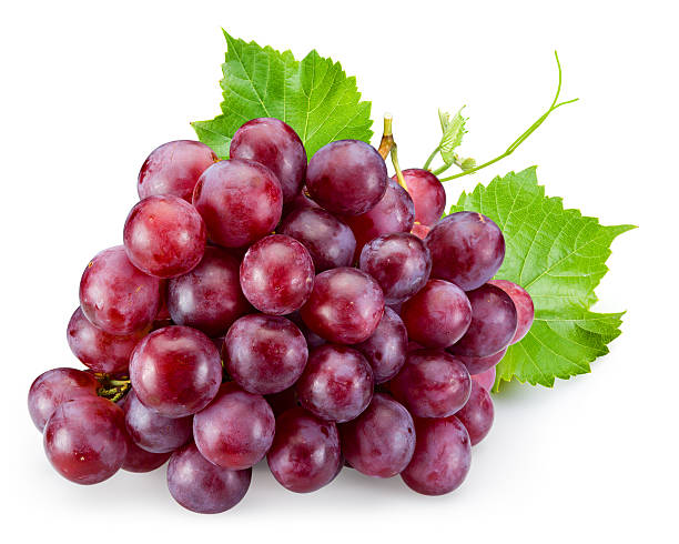 raisins rouges mûrs avec feuilles isolés sur blanc - raisin photos et images de collection