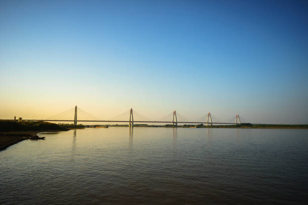 вид на реку с мостом нхат тан в ханое на закате - thich nhat hanh стоковые фото и изображения
