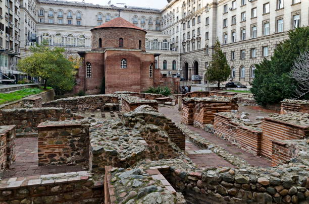 fotografii de stoc, fotografii și imagini scutite de redevențe cu biserica sf. gheorghe rotunda printre ruinele orasului antic serdika - serdika bulgaria