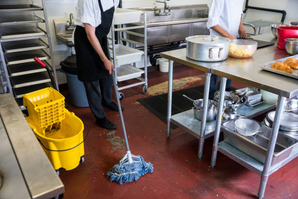 fotografii de stoc, fotografii și imagini scutite de redevențe cu mopping podea într-o bucătărie comercială - restaurant cleaning