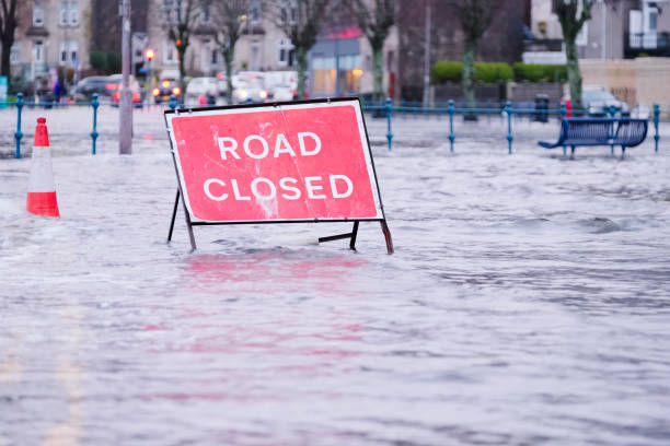 영국의 심한 극단적 인 폭우 폭풍 날씨 동안 깊은 물 아래 도로 홍수 폐쇄 표지판 - johnson & johnson 뉴스 사진 이미지
