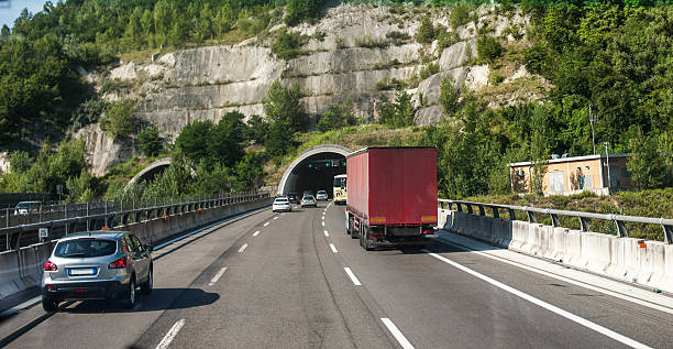 caminho para o túnel, a europa - carro oporto imagens e fotografias de stock