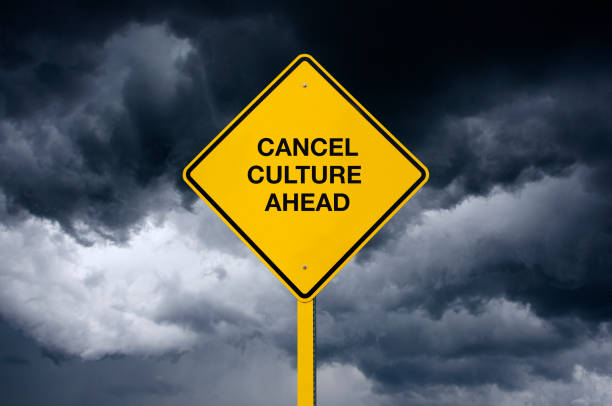 road sign: annuleer cultuur road sign voor donkere onweerswolken - cancelcultuur stockfoto's en -beelden
