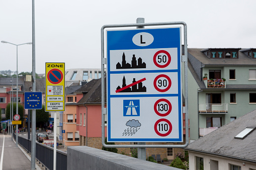 道路標識はヨーロッパ、国境を Luxembourg - ストックフォト・写真素材...