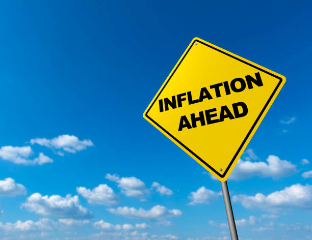 inflación - señal de advertencia de tráfico - inflation fotografías e imágenes de stock