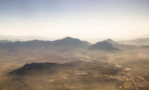 chemin vers l’extérieur de kaboul afghanistan - afghanistan photos et images de collection