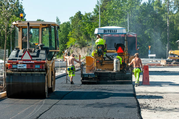vägarbetare lägger asfalt på nytt väg asfaltvägsarbete - byggarbetsplats sverige bildbanksfoton och bilder