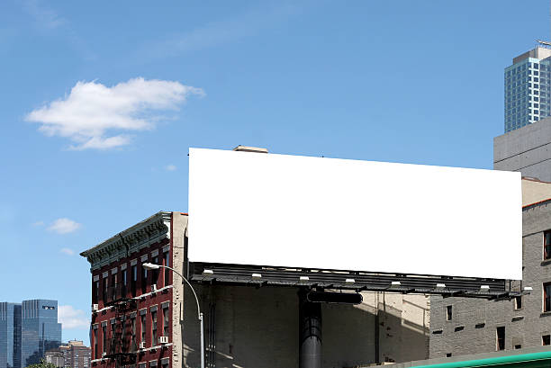 straßenrand billboard - billboard stock-fotos und bilder