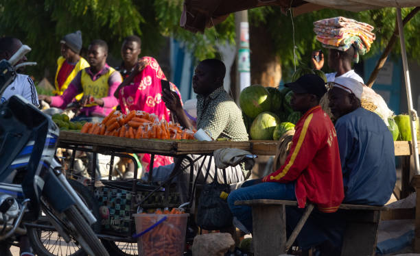 venditore lungo la strada - camerun foto e immagini stock