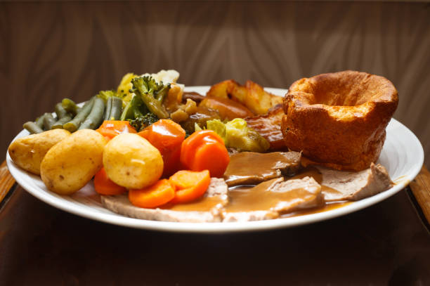 Roast beef dinner with Yorkshire pudding Traditional British Roast beef and Yorkshire pudding dinner roast dinner stock pictures, royalty-free photos & images