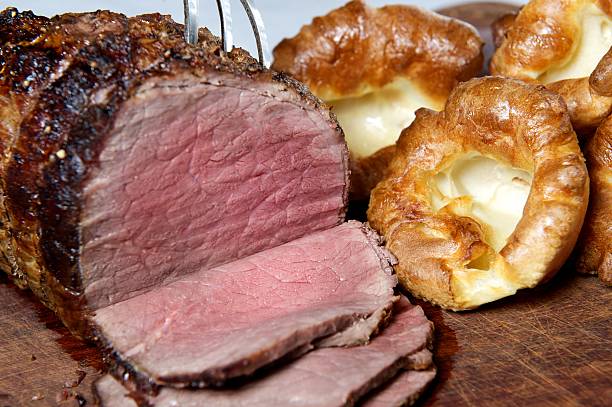 roast beef & yorkshire pudding - gebraden vlees stockfoto's en -beelden