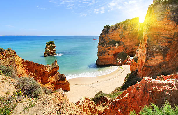 rocky praia ao pôr do sol, lagos, portugal - alentejo imagens e fotografias de stock