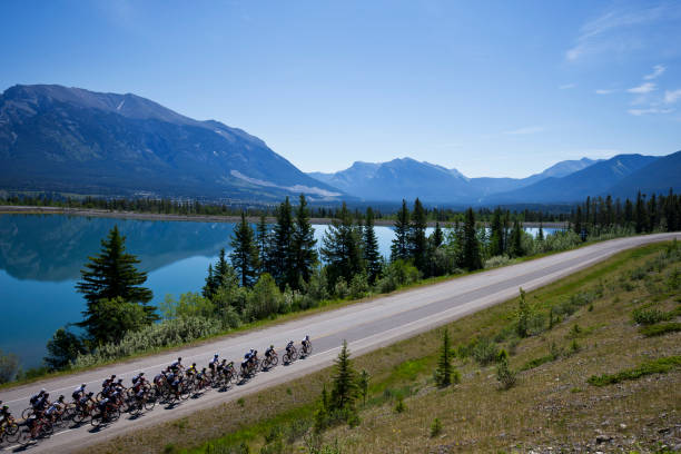 carrera de bicicletas de carretera de montaña rocosa - peloton fotografías e imágenes de stock