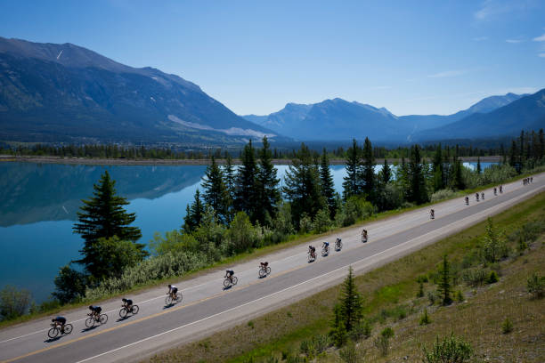 carrera de bicicletas de carretera de montaña rocosa - peloton fotografías e imágenes de stock