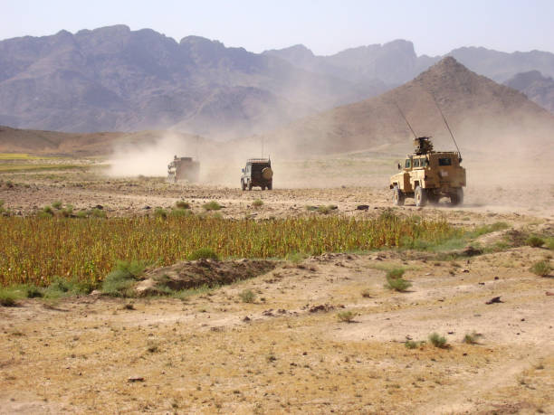 rodando por el desierto - afghanistan fotografías e imágenes de stock