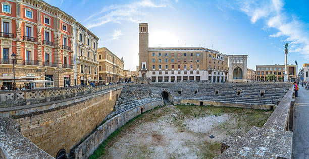 anfiteatro romano a lecce, italia. - roma lecce foto e immagini stock