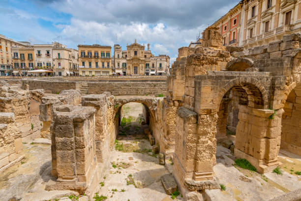 anfiteatro romano di lecce, puglia (puglia), italia meridionale. - roma lecce foto e immagini stock