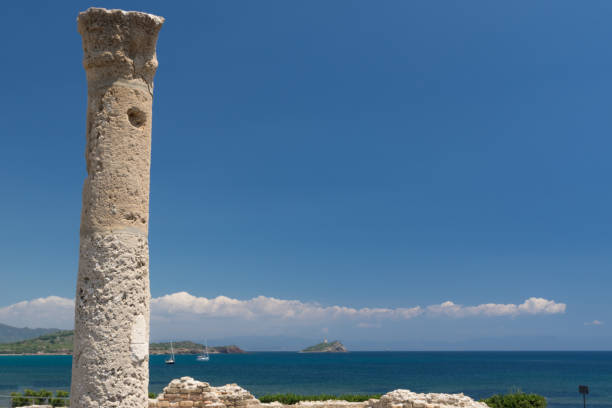 una colonna romana in una posizione costiera - roma cagliari foto e immagini stock