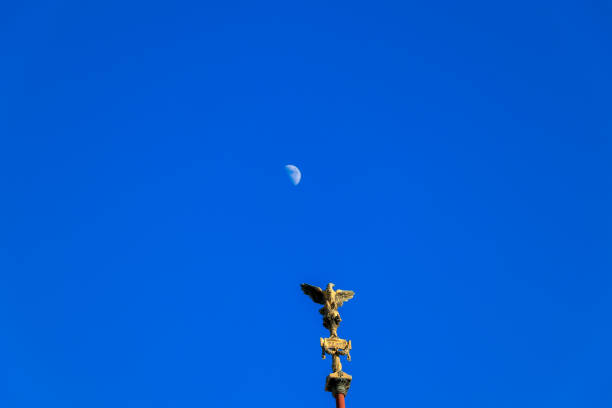 águia romana e a lua em fundo azul - insigne - fotografias e filmes do acervo