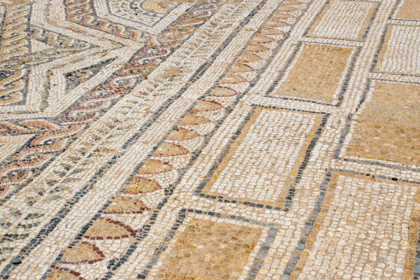 mosaico romano di motivi simmetrici e interconnessi - roma cagliari foto e immagini stock