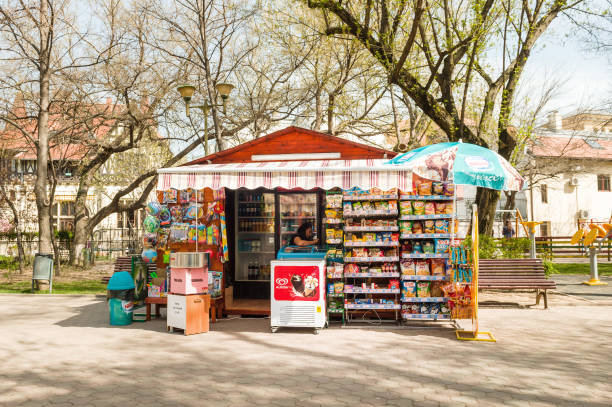 parcul piata roman in centraal buchares boetiek verkoop van snoep - soda supermarket stockfoto's en -beelden