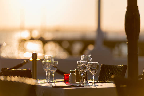 romantic beach dinner. - sunset dining stockfoto's en -beelden