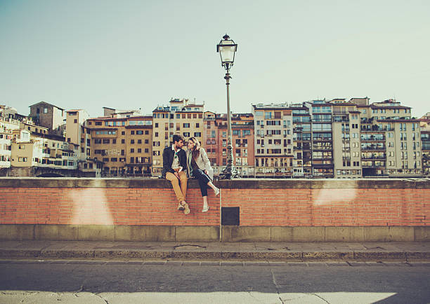 Romantic couple in Firenze near Ponte Vecchio Tourists in Firenze near Ponte Vecchio arno river stock pictures, royalty-free photos & images