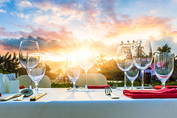 romantic dinner at beach - sunset dining stockfoto's en -beelden