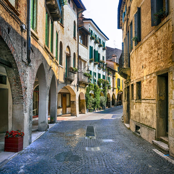 romantiche città medievali d'italia, antiche e affascinanti strade della città di asolo. veneto - asolani foto e immagini stock