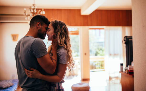 romantica giovane coppia hipster che si bacia - couple kiss foto e immagini stock