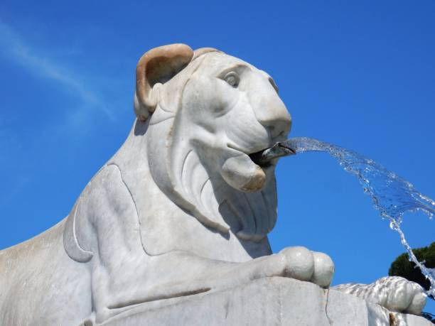 roma - particolare della fontana dei leoni - piazza del popolo roma foto e immagini stock