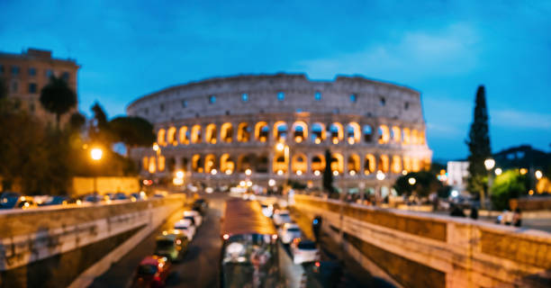 rome, italië. colosseum ook bekend als flavian amfitheater. verkeer in rome in de buurt van beroemde wereldoriëntatie punt in de avond tijd. abstracte wazige achtergrond. vervagen boke bokeh achtergrond - focus un focus stockfoto's en -beelden