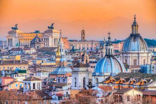 skyline van rome, italië - roma stockfoto's en -beelden