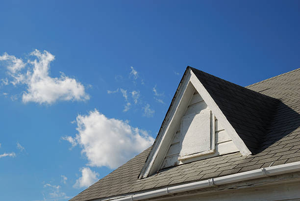 dach gable und blauer himmel - dachfenster stadt stock-fotos und bilder