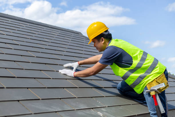 지붕 수리, 교체 회색 타일 또는 집에 대상 포진 배경 및 복사 공간으로 푸른 하늘 흰 장갑과 함께 노동자 지붕-지붕 타일 취재에 서 있는 건설 노동자. - 지붕 뉴스 사진 이미지