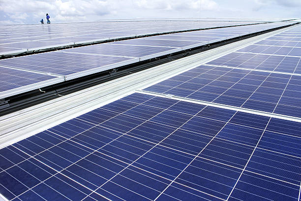 rooftop solar pv system - zonnepanelen warehouse stockfoto's en -beelden