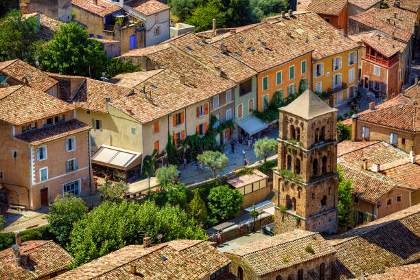 moustiers-sainte-marie köyünde rooftops ve çan kulesi, provence, fransa - digne stok fotoğraflar ve resimler