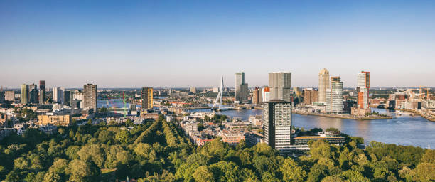 rotterdam netherlands cityscape en erasmus bridge. panoramisch uitzicht vanaf de euromast tower, zonnige dag - rotterdam stockfoto's en -beelden
